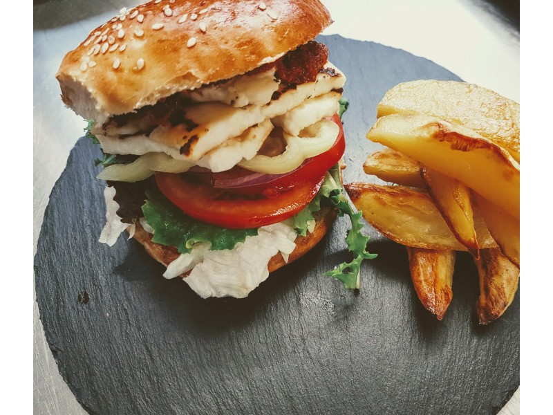 Burger cu  halloumi ( fara carne) cu cartofi