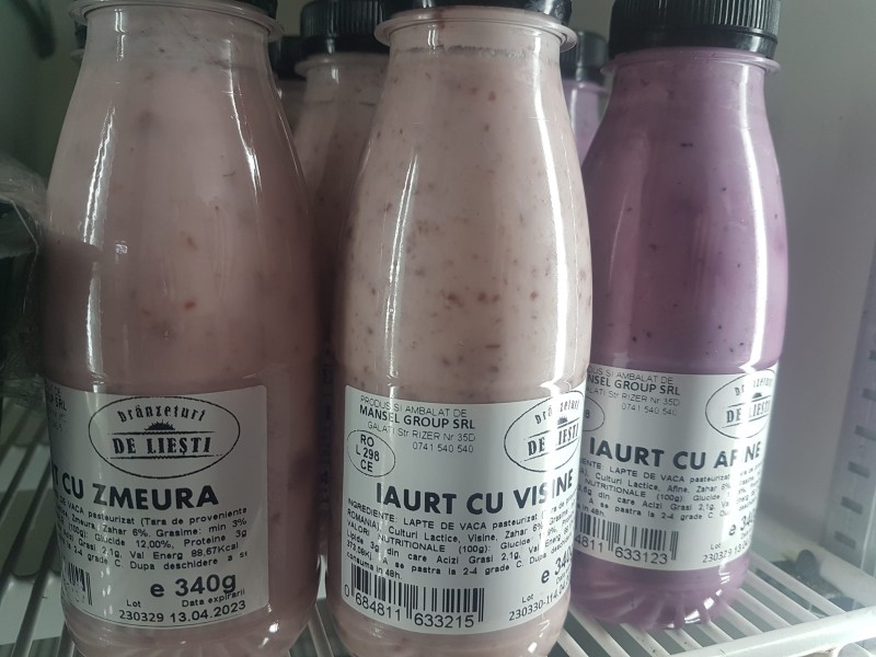 Iaurt de vaca cu capsune, 340 ml Liesti 
