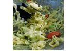 Tagliatelle cu pesto de busuioc, rosii cherry si branza maturata, 350 gr