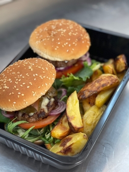 2 x Burgeri din carne de vita cu cartofi  si sos 